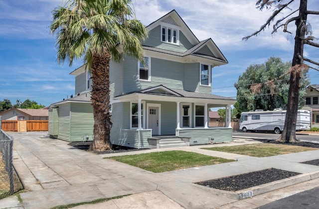 2643 B St, Selma, CA 93662 - american foursquare style home featuring covered porch