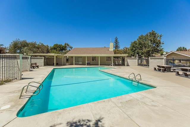 4885 N Backer Ave Unit 113, Fresno, CA 93726 - community pool with a patio area