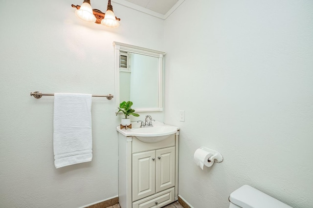 545 W Fedora Ave, Fresno, CA 93705 - half bath featuring vanity and crown molding