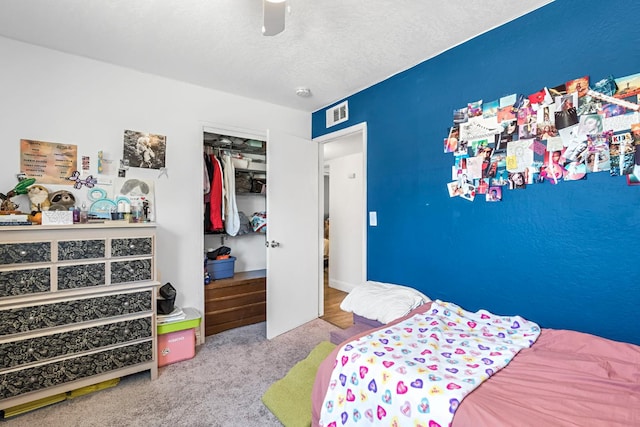 4679 E Pitt Ave, Fresno, CA 93725 - carpeted bedroom with a closet, a ceiling fan, and a textured ceiling