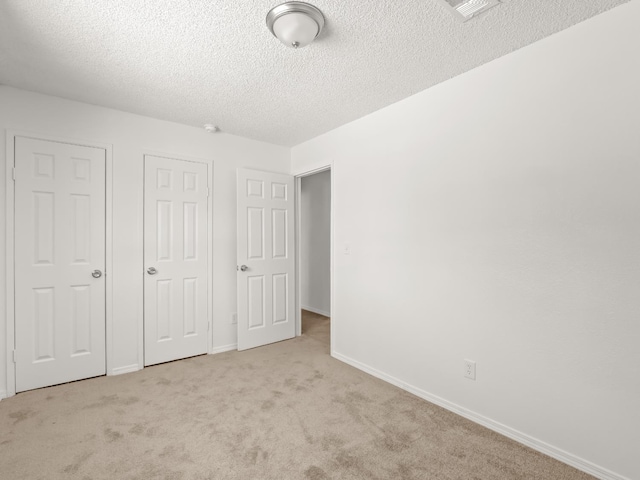 2557 Jackson St, Selma, CA 93662 - unfurnished bedroom featuring carpet floors, a textured ceiling, and a closet
