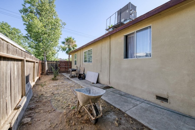 448 E Tuolumne St, Fresno, CA 93706 - fenced backyard with a patio area