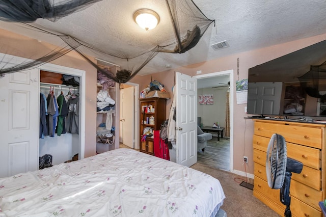 448 E Tuolumne St, Fresno, CA 93706 - bedroom featuring a textured ceiling, a closet, and carpet floors
