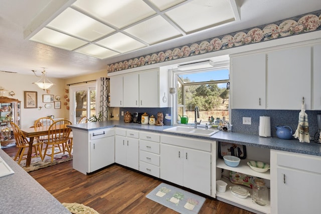 44810 Douglas Rd S, Coarsegold, CA 93614 - kitchen featuring decorative backsplash, dark wood finished floors, white cabinetry, and a peninsula
