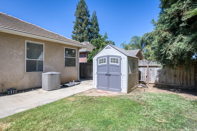 5484 W El Paso Ave, Fresno, CA 93722 - view of shed featuring a fenced backyard