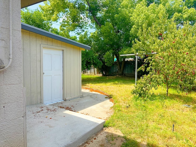 2723 E Lansing Way, Fresno, CA 93726 - view of yard with a shed