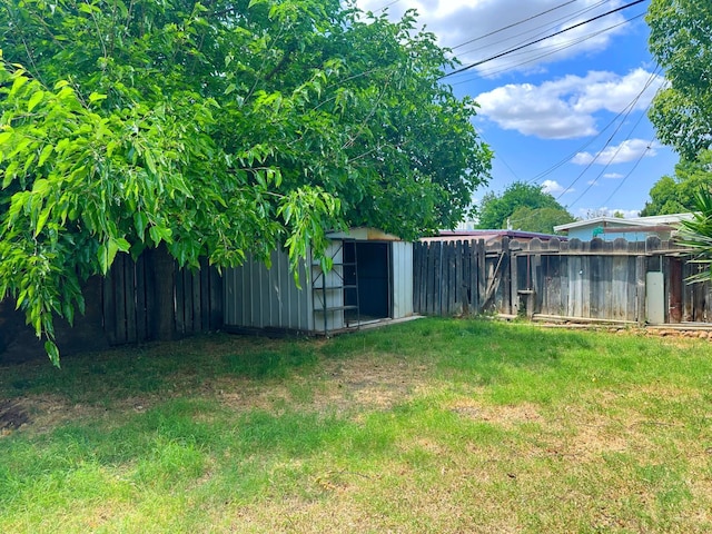 2723 E Lansing Way, Fresno, CA 93726 - view of yard with a storage unit