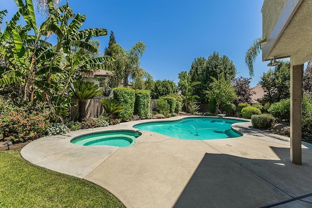4950 W Minarets Ave, Fresno, CA 93722 - view of pool featuring a fenced backyard, a patio area, an in-ground hot tub, and a diving board