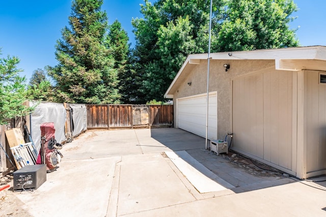 36358 Orange Grove Ave, Madera, CA 93636 - garage featuring concrete driveway