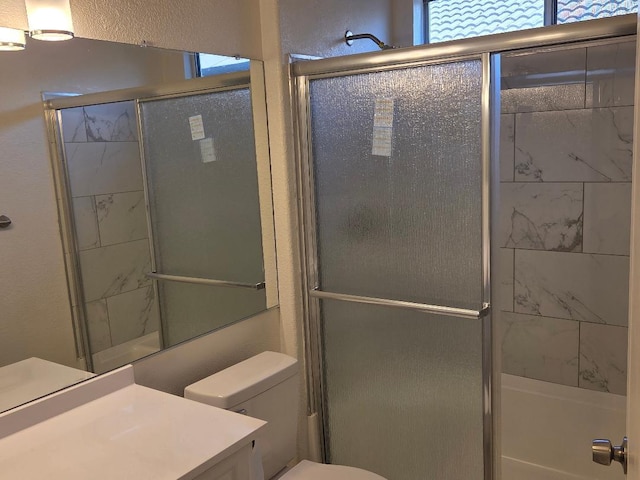 6173 N Marty Ave, Fresno, CA 93711 - full bath featuring tiled shower, vanity, and a textured wall