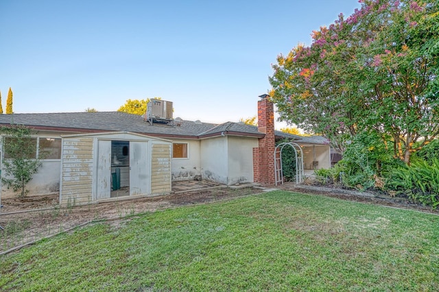 7343 N 4th St, Fresno, CA 93720 - rear view of property with a lawn and a chimney