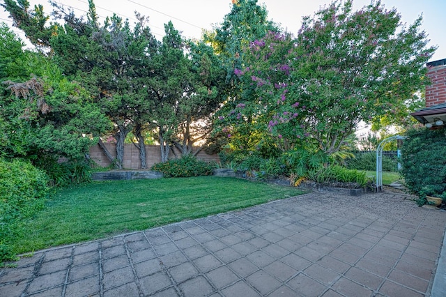 7343 N 4th St, Fresno, CA 93720 - fenced backyard featuring a patio area