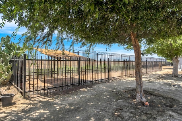 6421 S Greenwood Ave, Del Rey, CA 93616 - view of gate