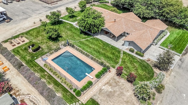 6421 S Greenwood Ave, Del Rey, CA 93616 - aerial view of property and surrounding area featuring a pool