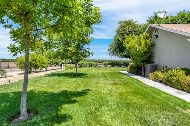 6421 S Greenwood Ave, Del Rey, CA 93616 - view of yard