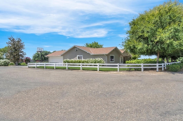 6421 S Greenwood Ave, Del Rey, CA 93616 - view of front of property with a garage