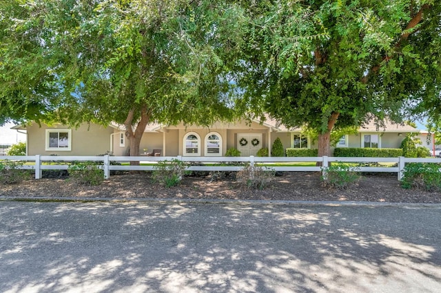 6421 S Greenwood Ave, Del Rey, CA 93616 - view of front of home with a fenced front yard and stucco siding