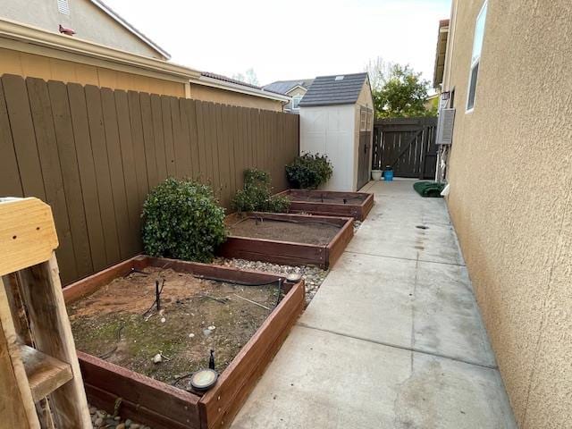2291 E Prestwick Ave, Fresno, CA 93730 - view of yard with a vegetable garden and a storage unit