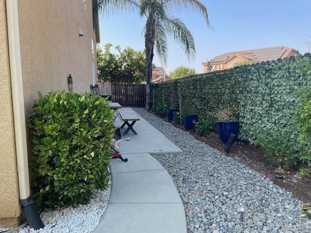 2291 E Prestwick Ave, Fresno, CA 93730 - view of yard