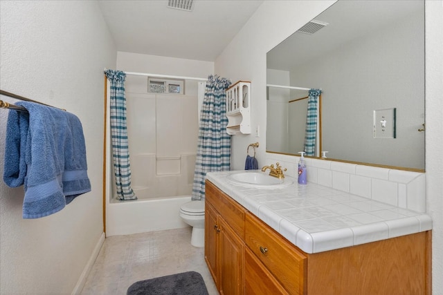 39397 Moonray Ln, Oakhurst, CA 93644 - bathroom featuring vanity, shower / bathtub combination with curtain, and backsplash