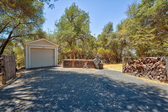39397 Moonray Ln, Oakhurst, CA 93644 - detached garage with asphalt driveway