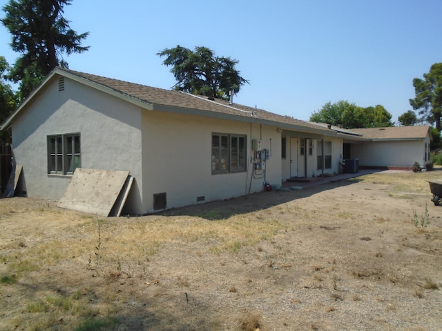 935 S Park Circle Dr, Fresno, CA 93727 - back of house with stucco siding