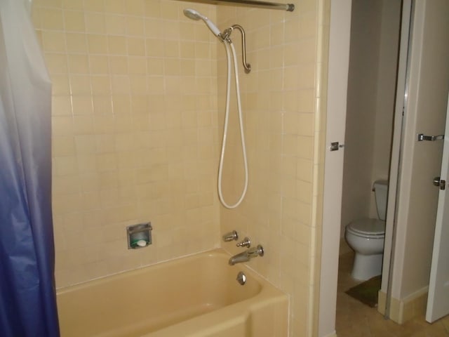 935 S Park Circle Dr, Fresno, CA 93727 - full bathroom featuring toilet and shower / bath combo with shower curtain