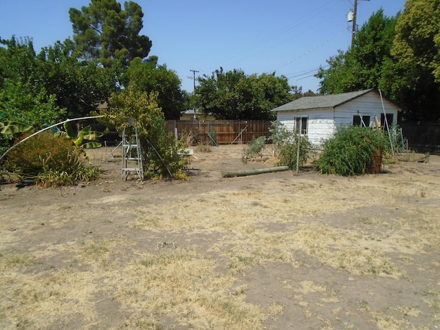 935 S Park Circle Dr, Fresno, CA 93727 - view of yard featuring an outdoor structure
