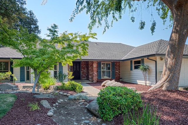 591 E Warwick Ave, Fresno, CA 93720 - view of front of home featuring a shingled roof