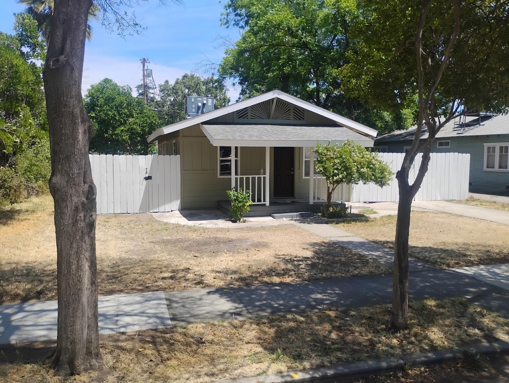 1346 N Safford Ave, Fresno, CA 93728 - view of front of property with covered porch and a gate