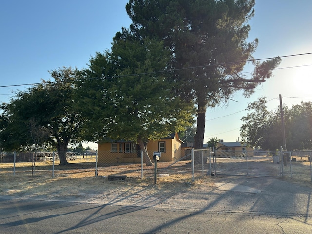 1741 N Blythe Ave, Fresno, CA 93722 - view of front of property with a gate