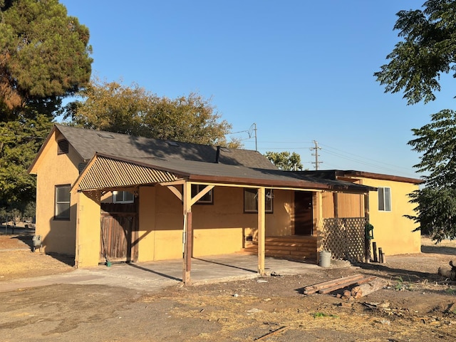 1741 N Blythe Ave, Fresno, CA 93722 - view of front of home featuring stucco siding