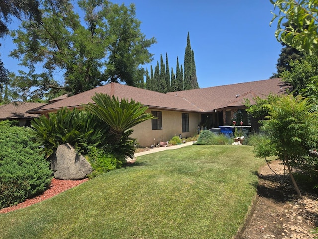 7762 N 7th St, Fresno, CA 93720 - view of front of house featuring a front yard and stucco siding