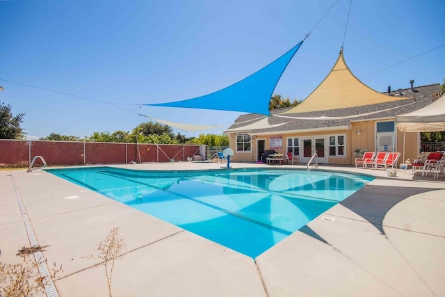 2658 E Alluvial Ave Unit 220, Fresno, CA 93720 - community pool with french doors and a patio area