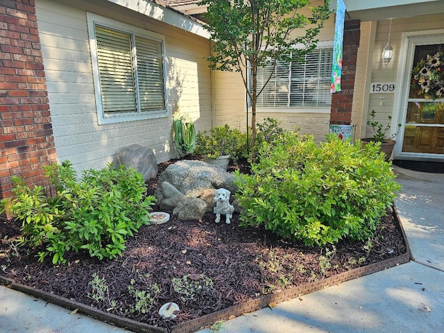 1509 Princeton Ave, Madera, CA 93637 - entrance to property featuring brick siding