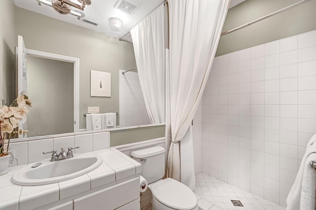 6609 N Dover Ct, Fresno, CA 93711 - bathroom with vanity and a tile shower