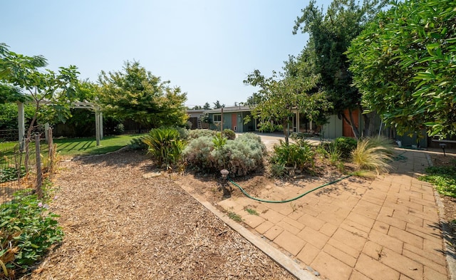 1556 E Loftus Ln, Fresno, CA 93710 - view of yard with a patio