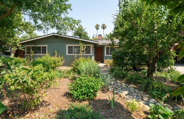 1556 E Loftus Ln, Fresno, CA 93710 - view of front of property with a chimney