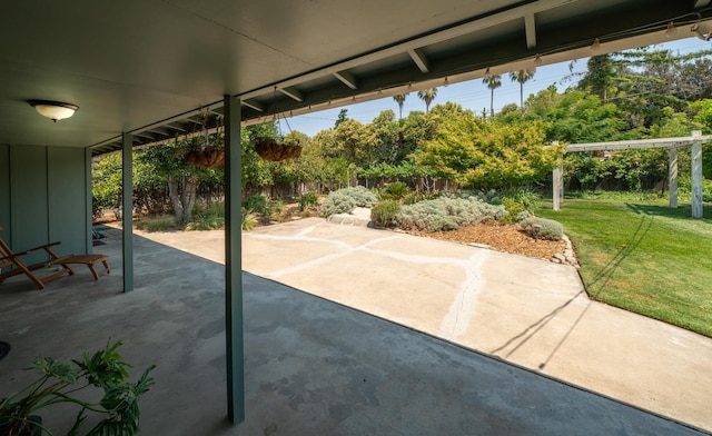 1556 E Loftus Ln, Fresno, CA 93710 - fenced backyard featuring a patio