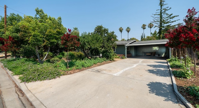1556 E Loftus Ln, Fresno, CA 93710 - view of front facade featuring driveway and a carport