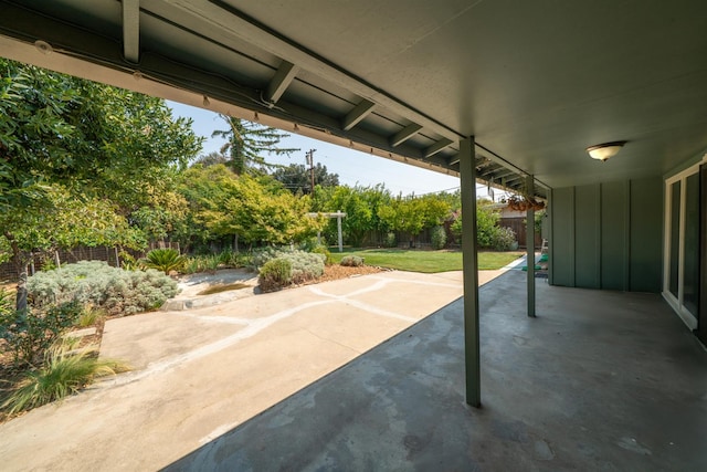 1556 E Loftus Ln, Fresno, CA 93710 - fenced backyard with a patio