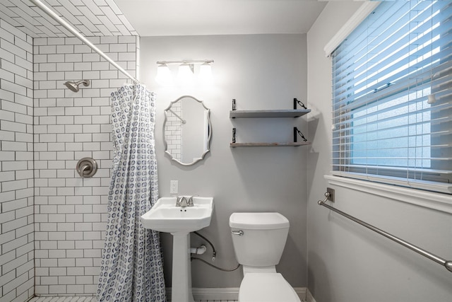 1556 E Loftus Ln, Fresno, CA 93710 - bathroom with a shower stall