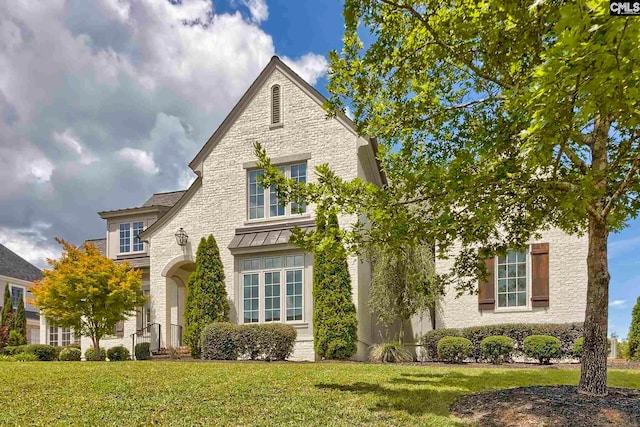 view of front of house featuring a front yard