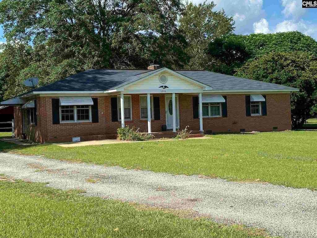 single story home featuring a front yard