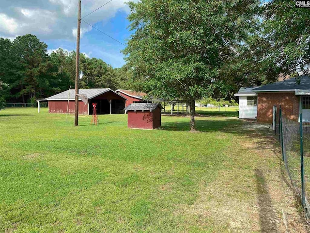 view of yard with an outdoor structure