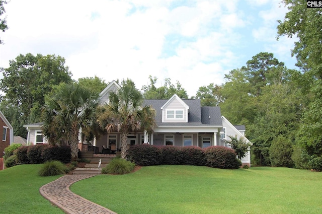 view of front of property featuring a front lawn