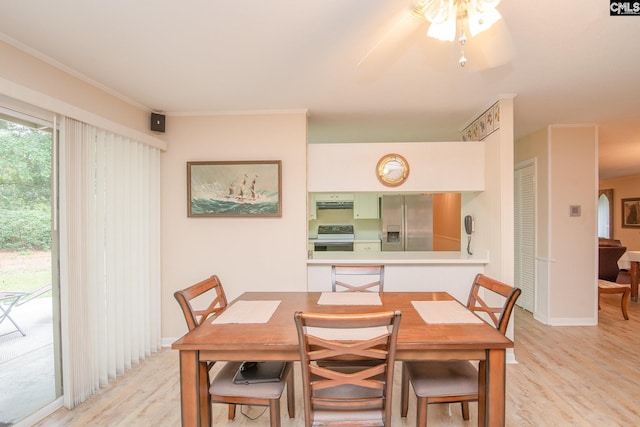 dining space with ceiling fan, crown molding, and light hardwood / wood-style floors