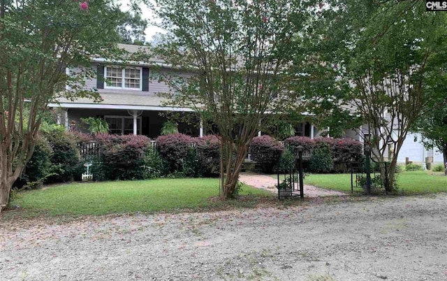 view of front facade featuring a front lawn