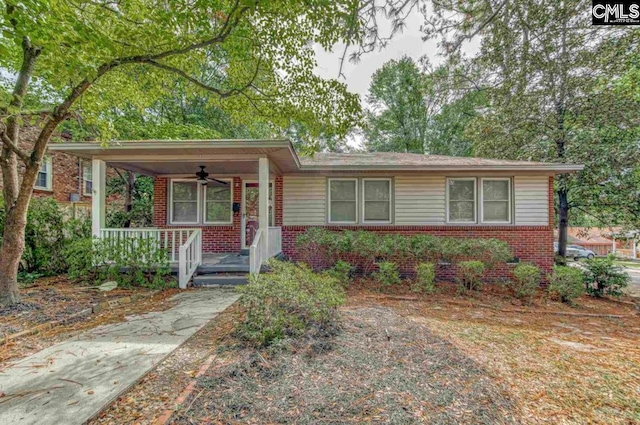 single story home with ceiling fan