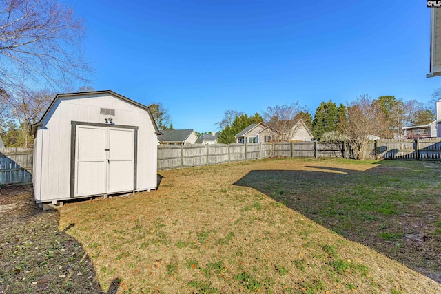 view of yard featuring a storage unit
